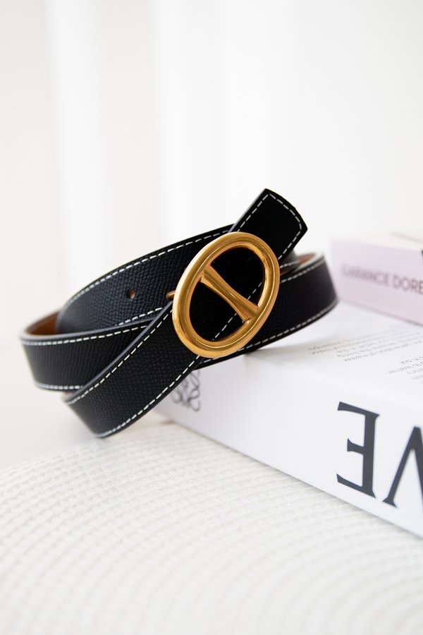 Oval Buckle Belt In Black