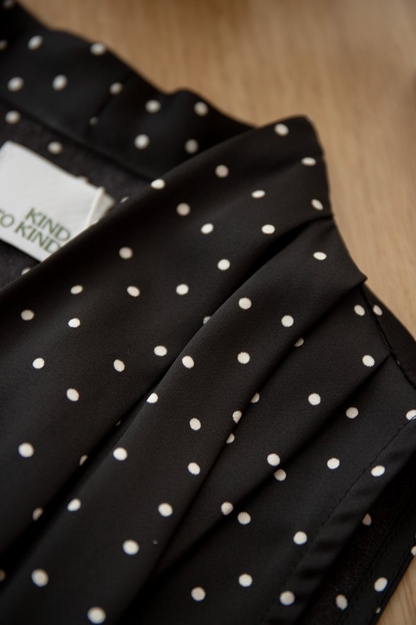 Kindle Top In Black Dots