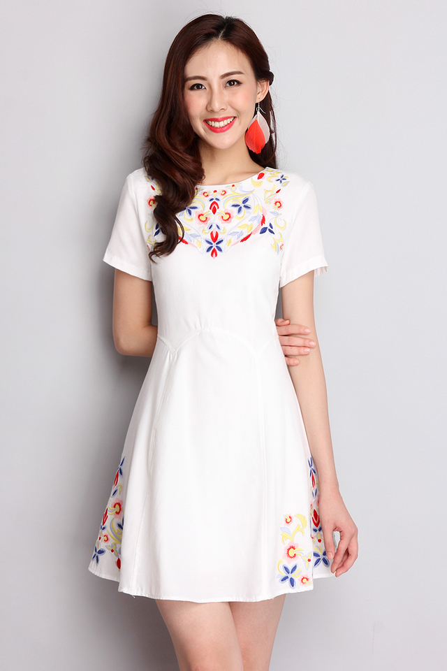 Blossoming Tapestry Dress In Clean White