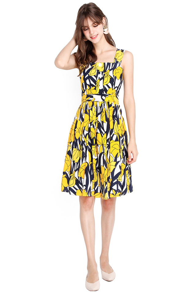Wind In Her Hair Dress In Yellow Prints