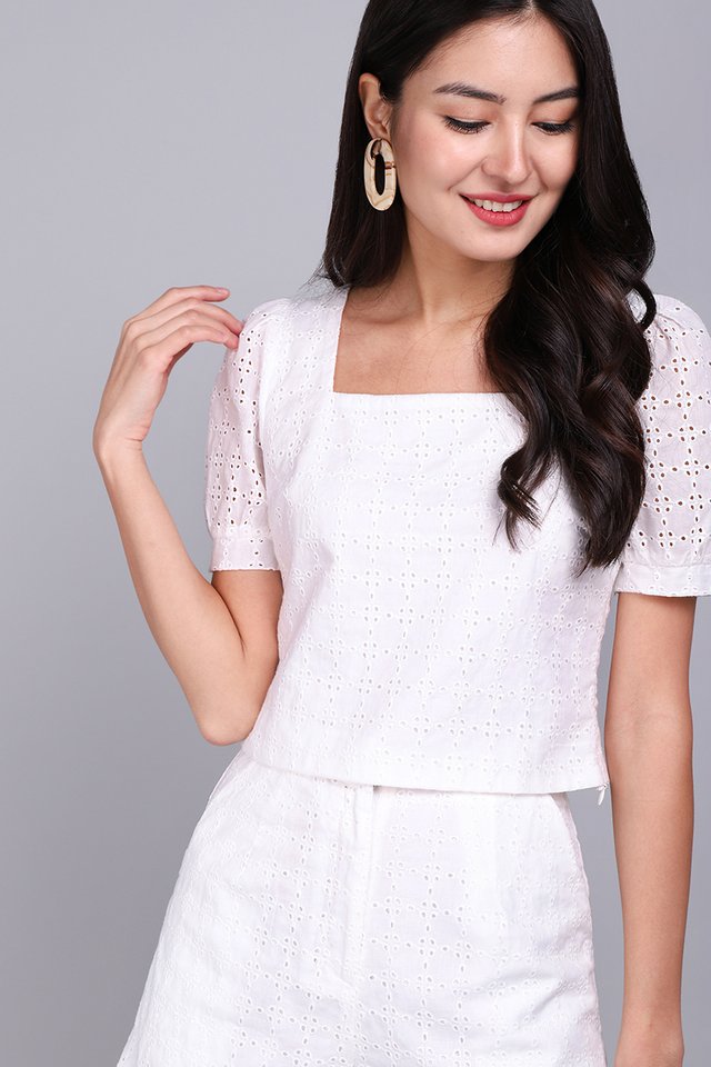 Fresh And Dainty Top In White Eyelet