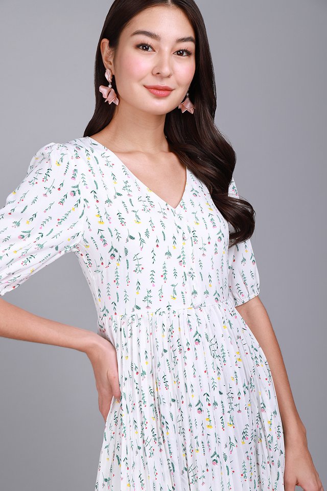 Wisteria Swing Dress In White Florals