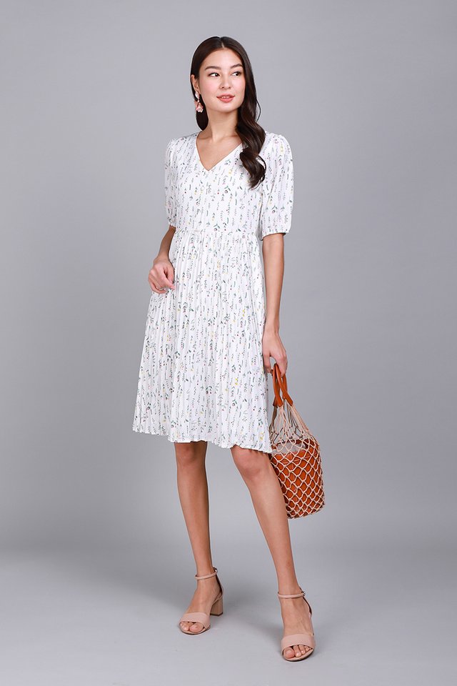 Wisteria Swing Dress In White Florals