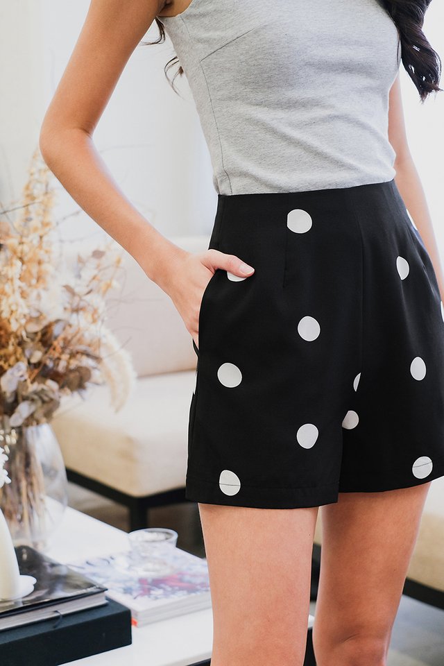 Weekend Leisure Shorts In Black Dots